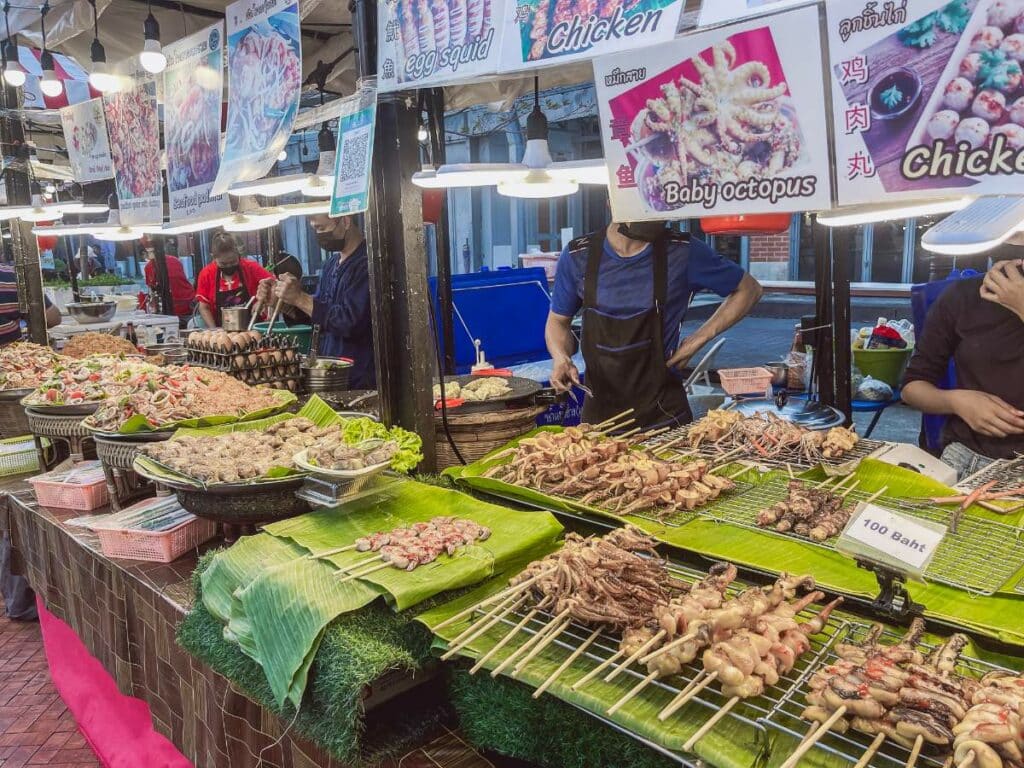 Gegrillte Spieße Auf Dem Streetfood Markt Asiatique Bangkok