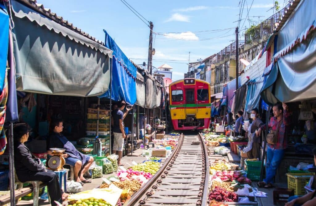 Maeklong Railway Market: Achtung, Zug Fährt Ein!