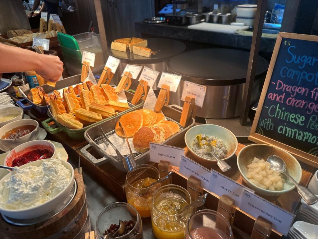 Käse- Und Wurststation Beim Frühstück
