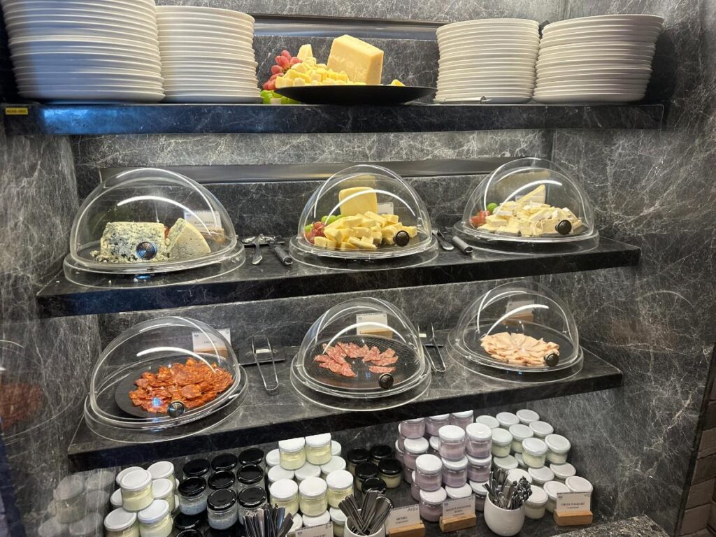 Käse- Und Joghurtstation Beim Frühstück