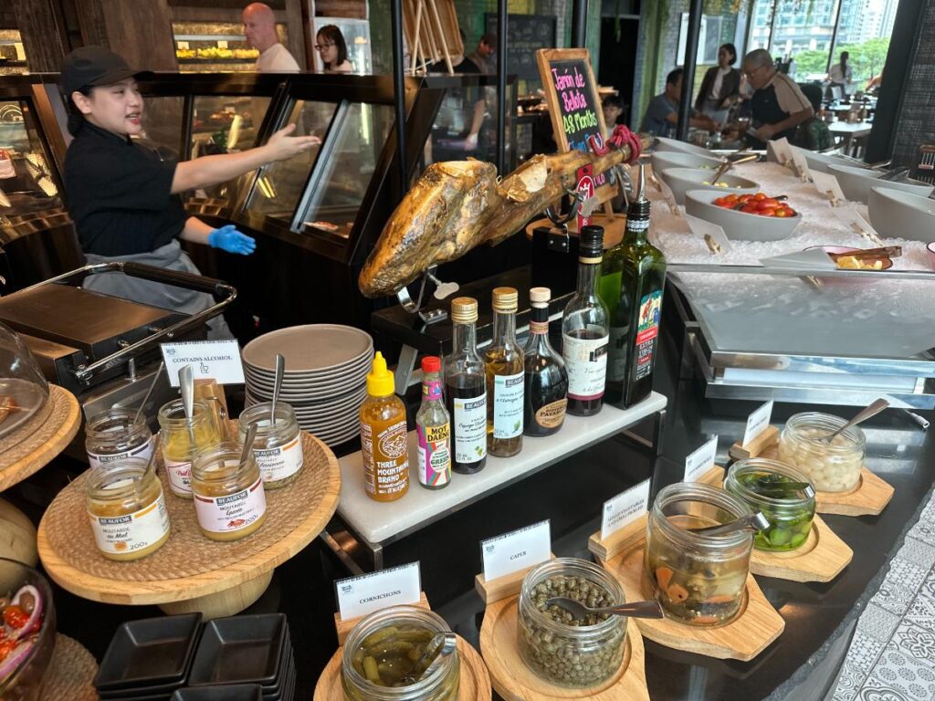Station Mit Beilagen Und Aufstrichen Beim Frühstück