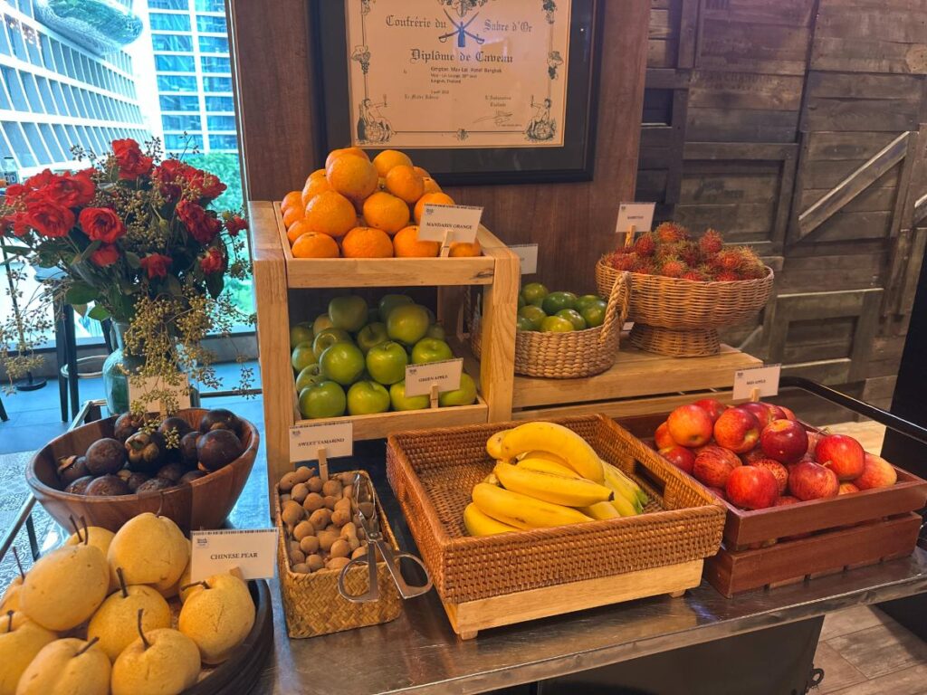 Obst- Und Brotauslage Beim Frühstück