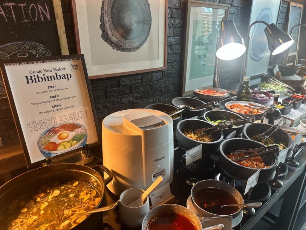 Koreanische Bibimbap-Station Beim Frühstück