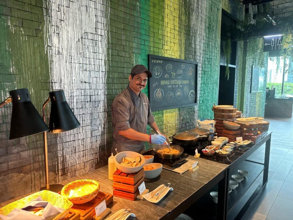 Live-Cooking-Station Beim Frühstück