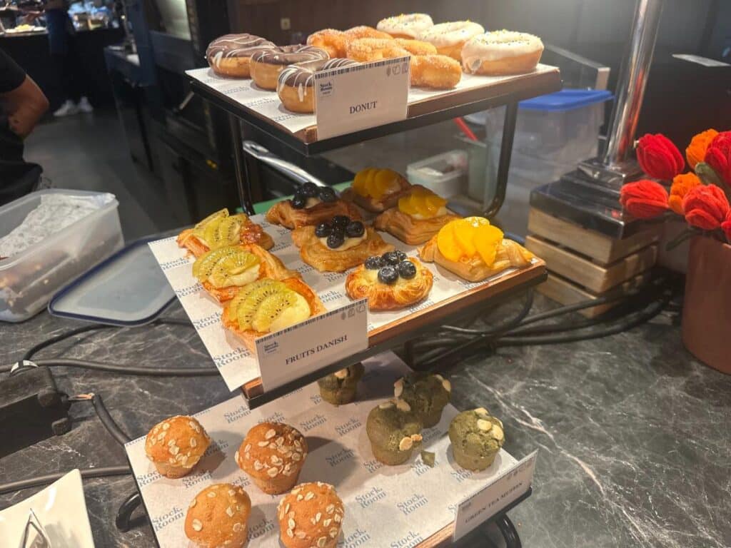 Gebäck-Auslage Beim Frühstück Im Kimpton Maa-Lai Bangkok