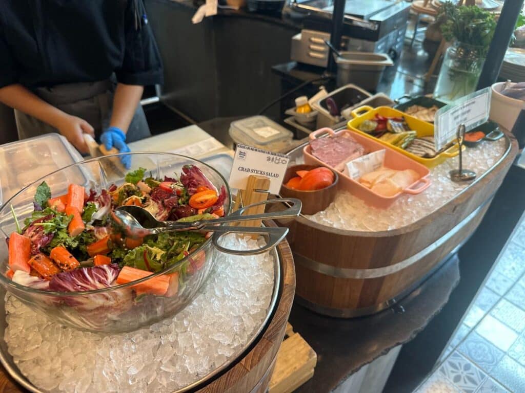 Meeresfrüchte- Und Salatstation Beim Frühstück