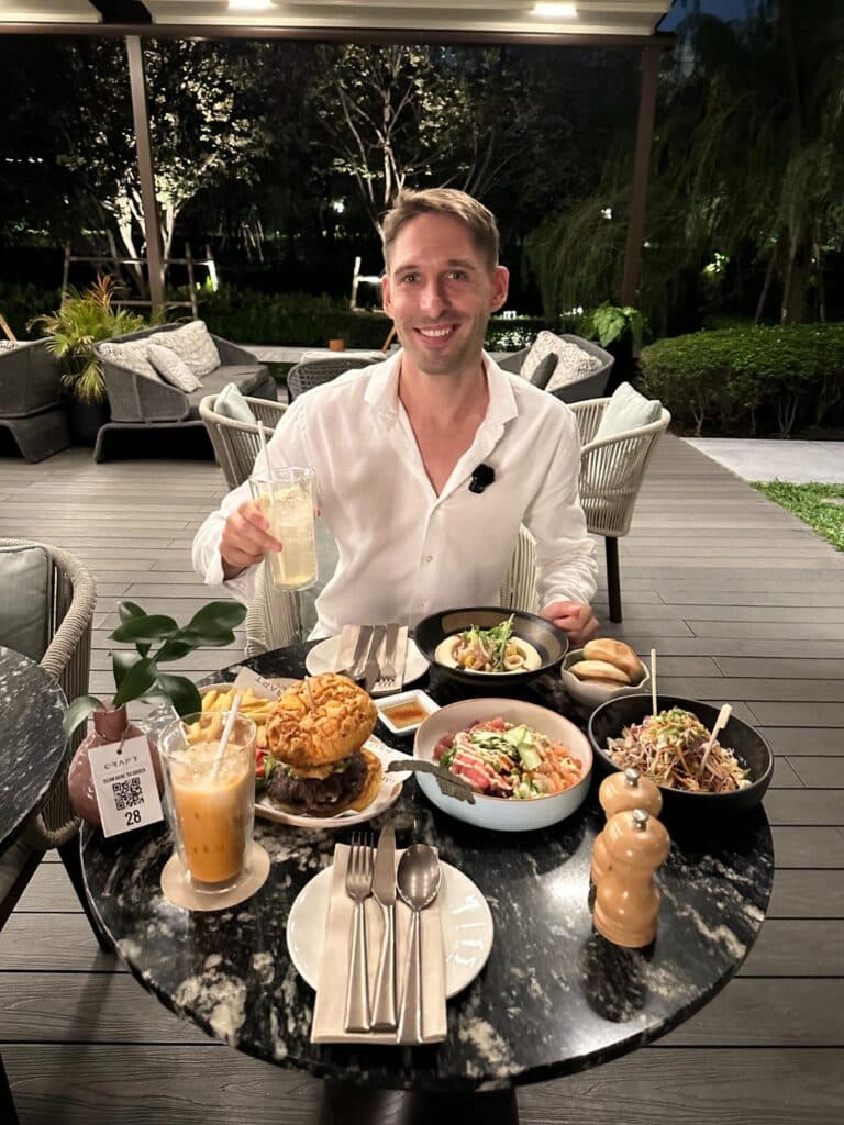 Abendessen Im Freien Im Craft-Restaurant Bei Nacht