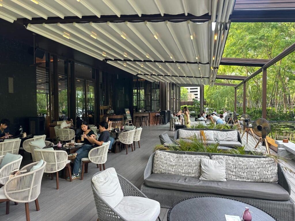 Craft-Terrasse Mit Garten-Lounge Im Kimpton Maa-Lai Bangkok