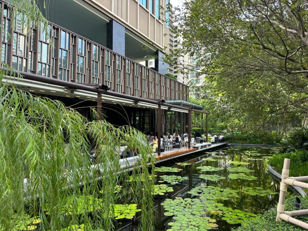 Gartenteich Mit Weiden Im Kimpton Maa-Lai Bangkok