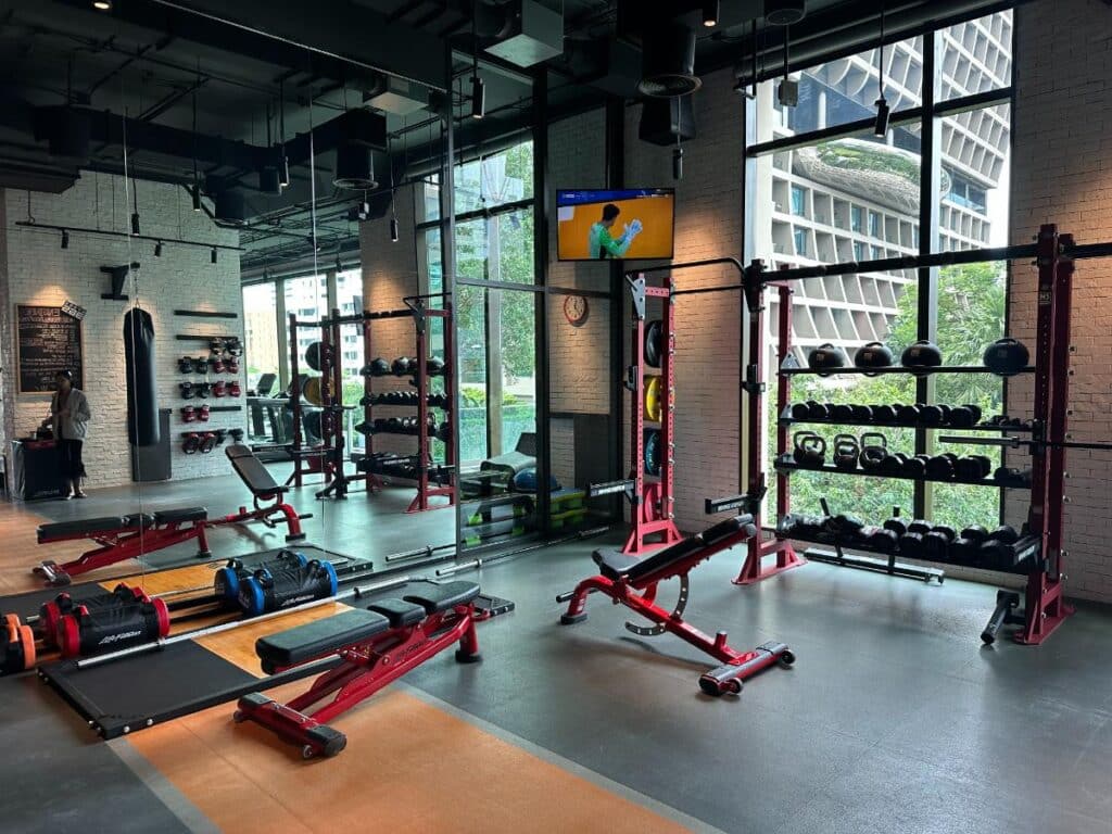 Freihanteln Und Kreuzheb-Plattform Im Gym
