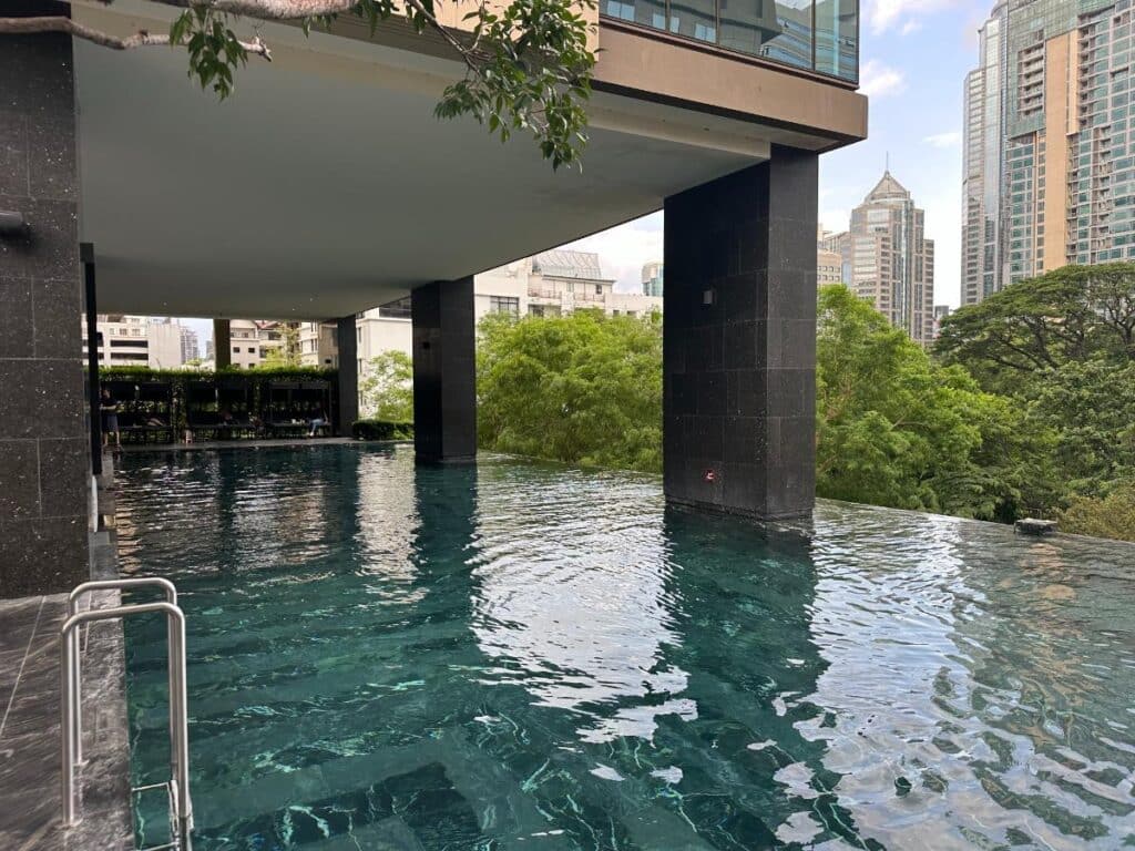 Überdachter Poolbereich Im Kimpton Maa-Lai Bangkok