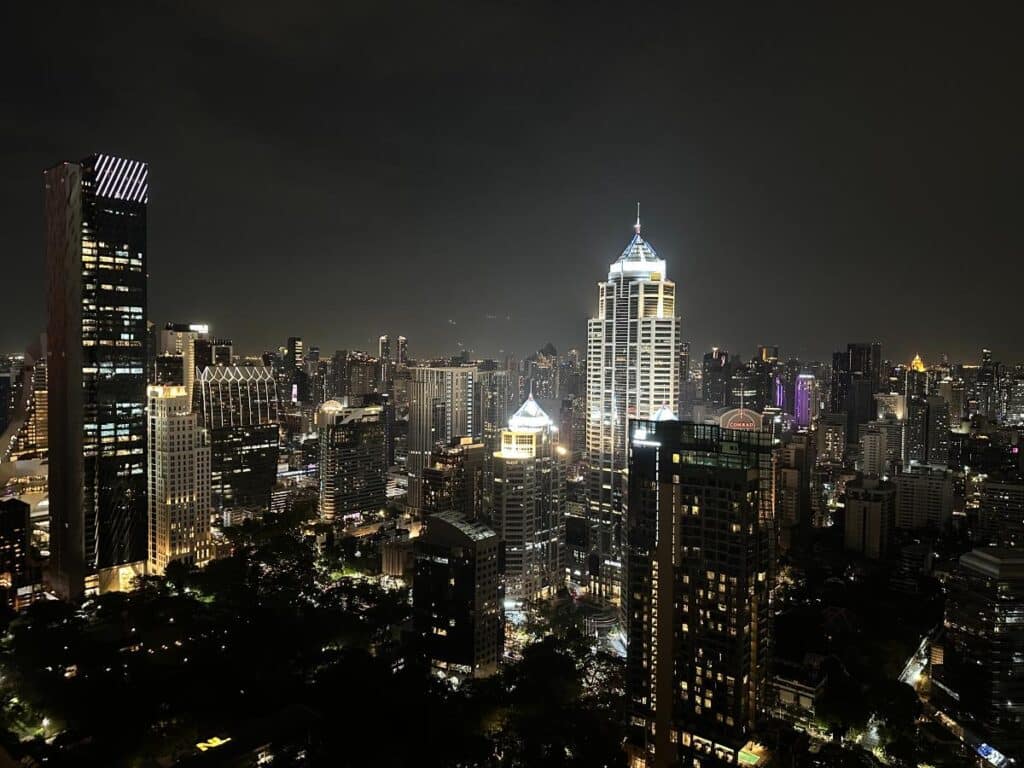 Blick Auf Die Nächtliche Skyline Vom Kimpton Maa-Lai Bangkok