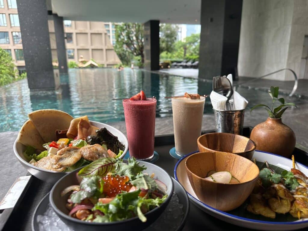 Gesundes Mittagessen Am Pool Des Kimpton Maa-Lai Bangkok