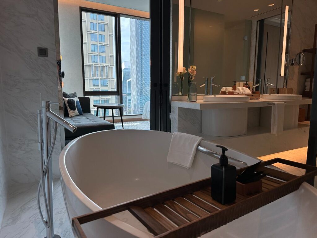 Badewanne Und Waschtisch Im Bad Der Sindhorn Suite