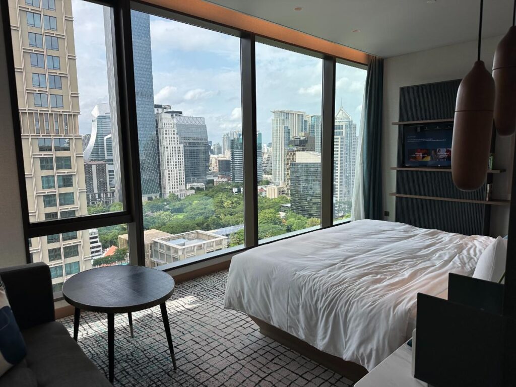 Bodentiefes Fenster Im Schlafzimmer Der Sindhorn Suite