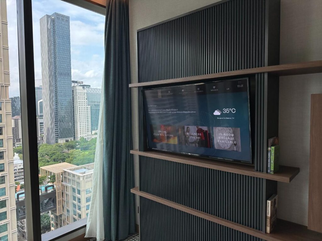 Schlafzimmer Der Sindhorn Suite Mit Tv Und Automatischen Vorhängen Im Kimpton Maa-Lai Bangkok