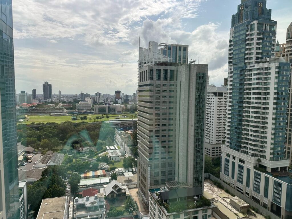 Blick Auf Den Benjakitti-Park Aus Der Sindhorn Suite