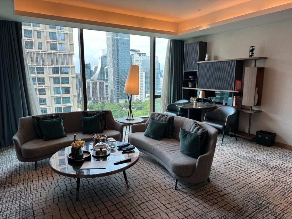 Wohnbereich Der Sindhorn Suite Mit Skyline-Blick