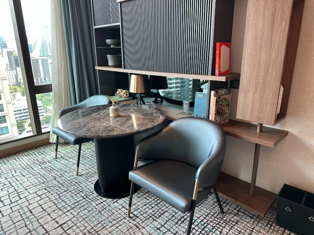 Schreibtisch Mit Skyline-Blick In Der Sindhorn Suite