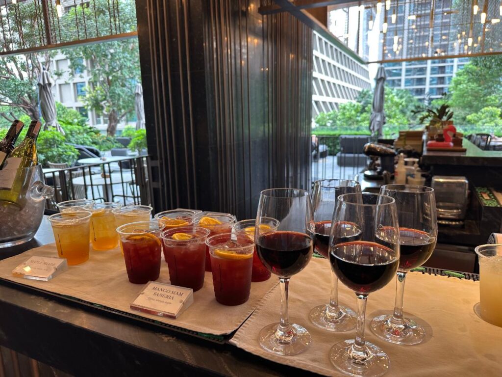 Drinks Zur Social Hour Am Pool Des Kimpton Maa-Lai Bangkok