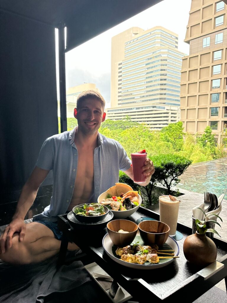 Gesundes Mittagessen Am Pool Des Kimpton Maa-Lai Bangkok