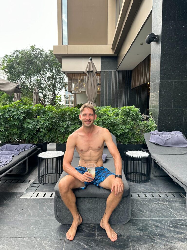 Am Infinity-Pool Des Kimpton Maa-Lai Bangkok