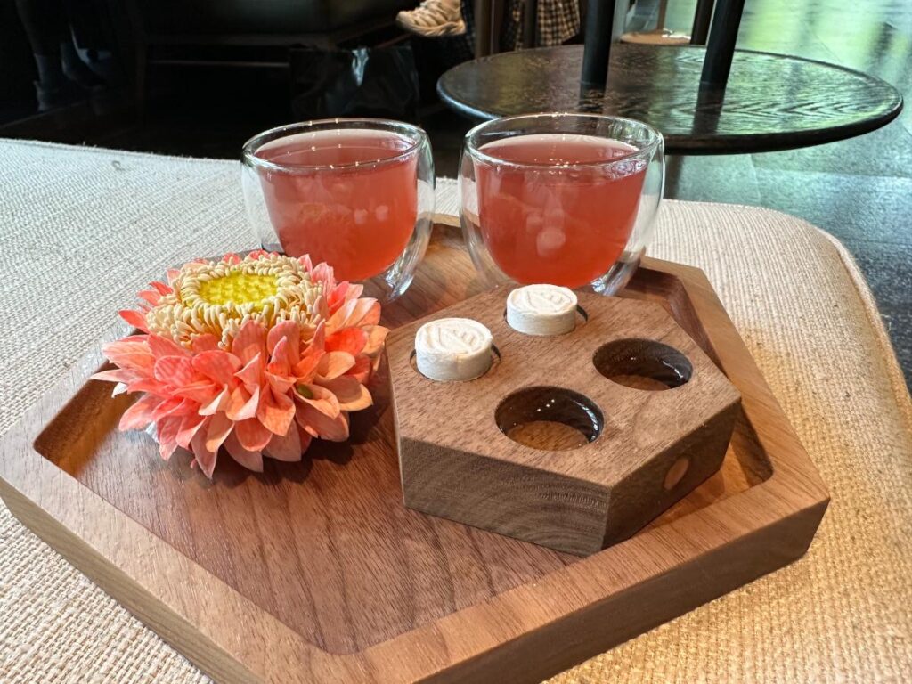 Willkommens-Mocktail Und Aufmerksamkeit Im Kimpton Maa-Lai Bangkok