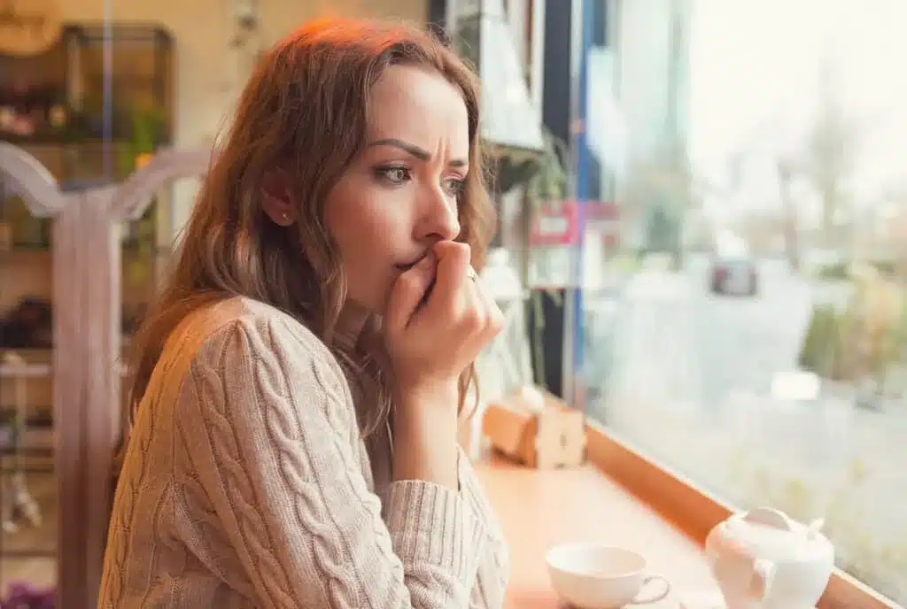 Junge Frau Ueberlegt Im Cafe 1024X688 1